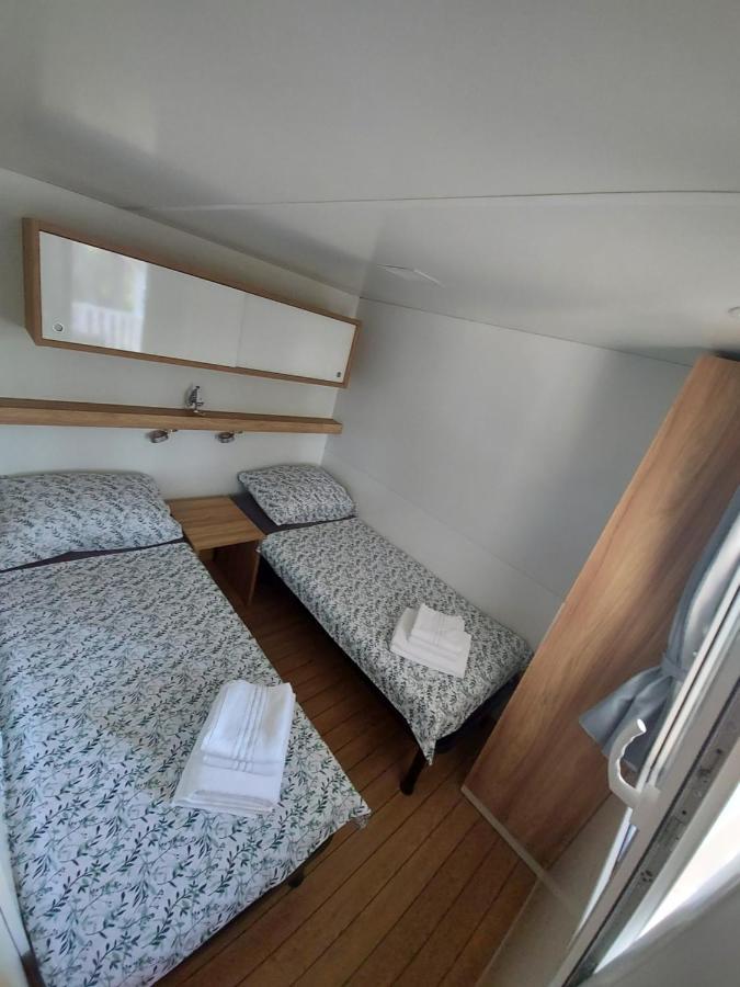 Philomena Mobile Home Camping Pašman Esterno foto